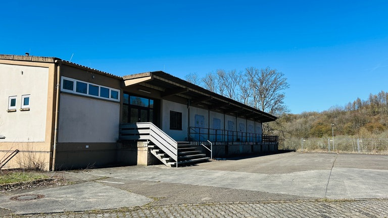 Bis 2014 war das Gelände auf dem Windhof mit dem Militär besetzt. Jetzt sitzt dort seit zehn Jahren eine Erstaufnahmeeinrichtung für Asylbegehrende. Das restliche GElände verkommt zum Lost Place.