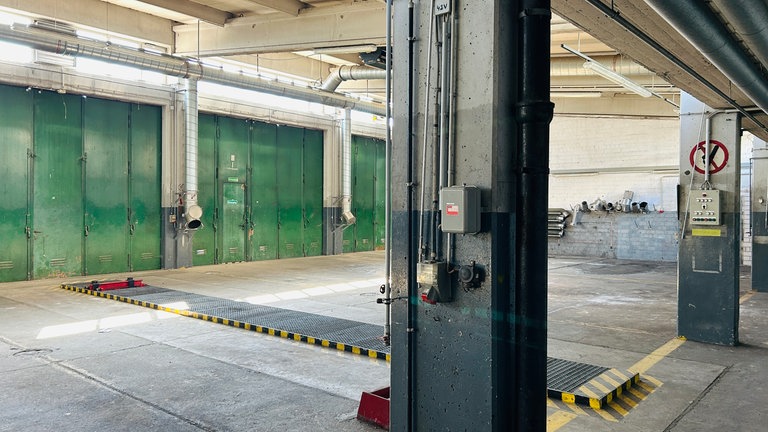 Bis 2014 war das Gelände auf dem Windhof mit dem Militär besetzt. Jetzt sitzt dort seit zehn Jahren eine Erstaufnahmeeinrichtung für Asylbegehrende. Das restliche GElände verkommt zum Lost Place.