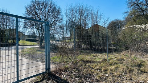 Bis 2014 war das Gelände auf dem Windhof mit dem Militär besetzt. Jetzt sitzt dort seit zehn Jahren eine Erstaufnahmeeinrichtung für Asylbegehrende. Das restliche GElände verkommt zum Lost Place.