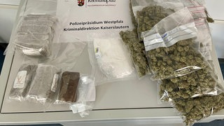 Ein Teil der Drogen (Cannabis, Haschisch, Kokain), die die Polizei bei ihrer groß angelegten Durchsuchungsaktion in Kaiserslautern und Umgebung sichergestellt hat 