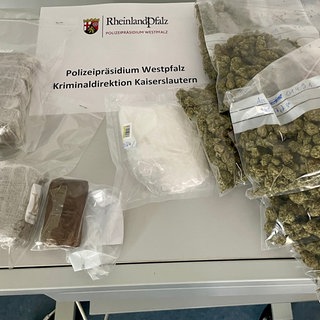 Ein Teil der Drogen (Cannabis, Haschisch, Kokain), die die Polizei bei ihrer groß angelegten Durchsuchungsaktion in Kaiserslautern und Umgebung sichergestellt hat 