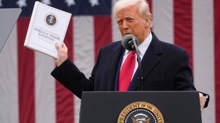 Donald Trump hält die Ankündigung der Zölle hoch - Reaktionen aus der Westpfalz