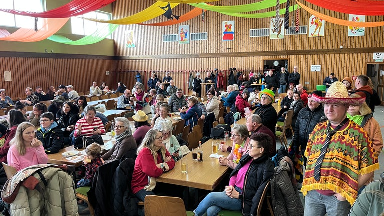 Stumpfwaldhexen und Besucher der Halle 