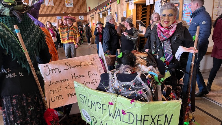 Stumpfwaldhexen in der Halle mit Ihren Plakaten und Schildern