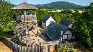 Luftbild mit der Drohne ins Keltendorf in Steinbach und Rundumsicht auf den Donnersbergkreis bei strahlend blauem Himmel.