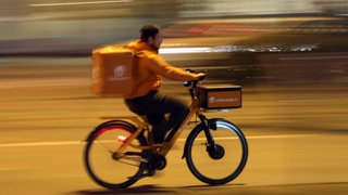 Kurios: Die Polizei hat am Dienstag einen radelnden Lieferboten auf der Autobahn aufgegriffen. Die Beamten halfen dann, die Bestellung noch auf eine Militärliegenschaft auszuliefern. - Symbolbild