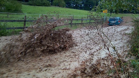 Starkregen und Überschwemmungen haben im September 2014 in Teschenmoschel im Donnersbergkreis zu großen Schäden an Gebäuden geführt.