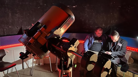 Christian Anders und Andreas Rueff vertieft in die Tiefen des Alls. Sie bieten Interessierten auch Infoveranstaltungen zum Thema Planeten und Astronomie an.  