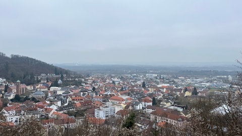 Aussicht von der Burg Nanstein auf die Stadt Landstuhl