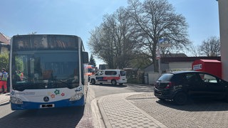 In Pirmasens sind neun Kinder bei einem Unfal eines Schulbusses leicht verletzt worden.