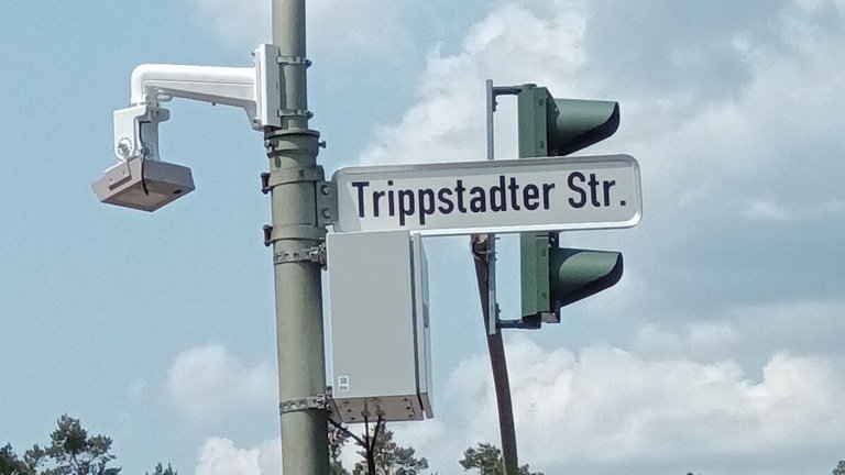 Hier brauchen Autofahrer in dieser Woche mehr Geduld. Zu Testzwecken wird die Kreuzung Trippstadter Straße  Paul-Ehrlich-Straße immer wieder gesperrt. 