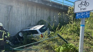 Zweibrücken: Wegen eines gesundheitlichen Notfalls verlor ein Autofahrer im Kinokreisel die Kontrolle über seinen Wagen. Nach dem Unfall mussten ihn Rettungskräfte befreien und in ein Krankenhaus bringen.