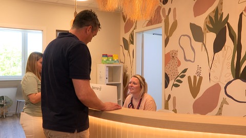 Trotz des finanziellen Risikos: Julia Windschügl und Peter Follmann sind froh, dass sie im Ärztehaus in Winnweiler ihre eigene Kinderarzt-Praxis eröffnet haben. 