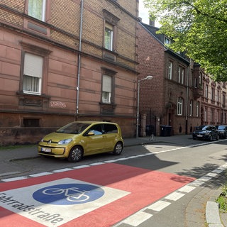 Die Fahrradstraße in der Lautrer Parkstraße nimmt Gestalt an. 