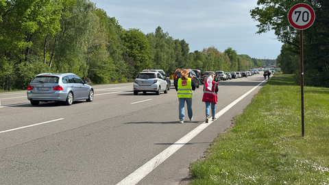 Autos im Stau auf einer langen Straße - Protest der Zivilbeschäftigen an der Air Base Ramstein 