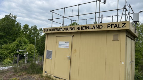 Im Pfälzerwald überwacht die Luft-Messstation Hortenkopf die Luftqualität - darunter auch die Rückstände von Kerosin.