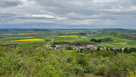 Aussicht von der Pfälzerwald-Hütte oberhalb von Imsbach (Donnersbergkreis).
