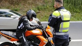 Polizei und ADFC führen in der Westpfalz intensive Verkehrskontrollen durch. Ein Motorrad wird kontrolliert.