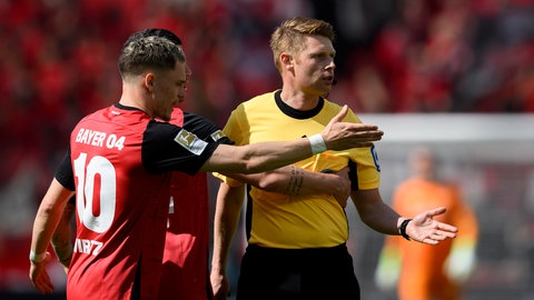 Im Austausch mit den Stars der Fußball-Bundesliga: Florian Wirtz von Bayer 04 Leverkusen reklamiert eine Entscheidung von Schiedsrichter Christian Dingert. 