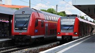 Züge halten an Bahnsteigen. Ein Mann aus Wolfstein soll Kinder aus Kaiserslautern in einem Zug angegriffen haben.