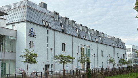 Direkt am Schwarzbach liegt die Hallplatz-Galerie in Zweibrücken