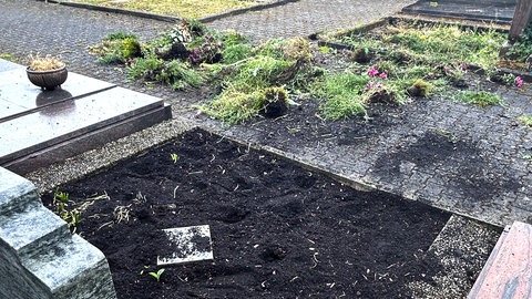 Auf dem Friedhof in Wolfstein im Kreis Kusel sind zehn Gräber zerstört worden.
