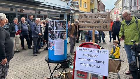 In Kaiserslautern sind die gestohlenen Stolpersteine für eine jüdische Familie ersetzt worden.