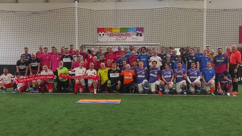 Rosa Teufel und die übrigen Teams zeigen sich beim 5. queeren Fußballturnier in Kaiserslautern.