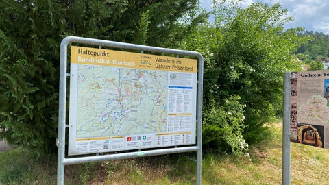 Die Wieslauterbahn hält auch am Bahnhof Bundenthal-Rumbach im Kreis Südwestpfalz.