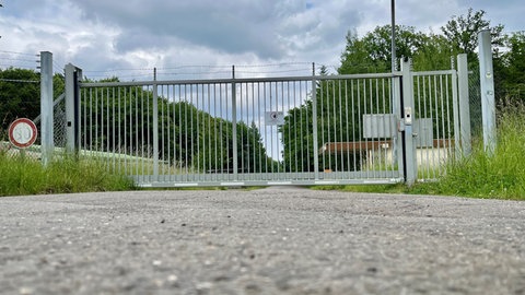 Die Einfahrt zum Munitionslager bei Kriegsfeld am Donnersberg. Im vierten Quartal 2026 sollen hier die Arbeiten starten. 