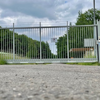 Die Einfahrt zum Munitionslager bei Kriegsfeld am Donnersberg. Im vierten Quartal 2026 sollen hier die Arbeiten starten. 