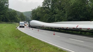 Mitten in Kusel haben sich drei Schwertransporter auf der B420 festgefahren.