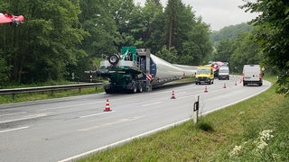 Drei Schwerlaster blockieren die B420 bei Kusel.