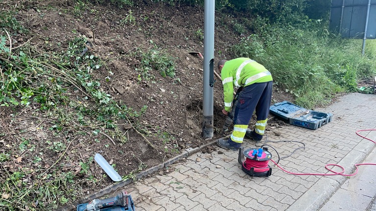 An der B420 bei Kusel wird an der Straße gearbeitet, damit die Schwertransporter durchpassen.