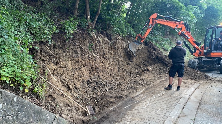 An der B420 bei Kusel wird an der Straße gearbeitet, damit die Schwertransporter durchpassen.