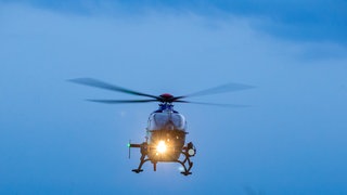 Ein Hubschrauber der Polizei war im Einsatz auf der Suche nach einer vermissten Seniorin aus Rodenbach (Kreis Kaiserslautern). (Symbolbild)