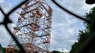 Funkmast auf dem ehemaligen US-Gelände auf dem Donnersberg - hier soll ein Frühwarnsystem für Waldbrände installiert werden. 