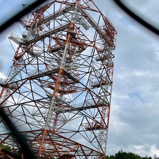 Funkmast auf dem ehemaligen US-Gelände auf dem Donnersberg - hier soll ein Frühwarnsystem für Waldbrände installiert werden. 