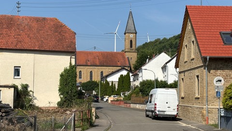 Straße in Unkenbach mit Kirche im Hintergrund - 19-Jähriger soll hier eine Frau getötet haben