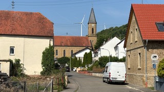 Straße in Unkenbach mit Kirche im Hintergrund - 19-Jähriger soll hier eine Frau getötet haben