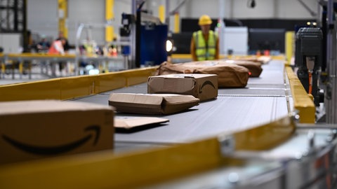 Pakete auf einem Förderband. In Zweibrücken will Amazon eine Halle am Flughafen zu einem Logistikzentrum umbauen. 