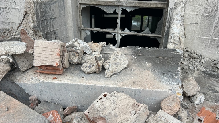 Ein typischer "Lost Place". Wo früher Pakete auf Förderbändern gerollt sind und Schuhe in die ganze Welt verschickt wurden, ist aktuell noch eine Bauruine.