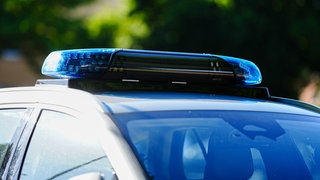 Ein Blaulicht auf einem Polizeiauto - Polizei sucht Vermissten aus Kaiserslautern-Hohenecken