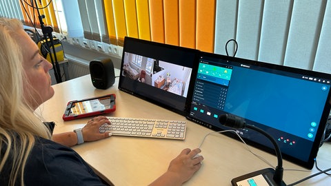 In der Nähe der Simulationsräume sitzt die Regie. Von dort aus können die Ausbildungsleiterinnen in die Übungen eingreifen.