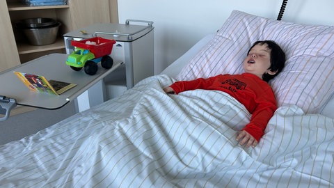 In den beiden Simulationsräumen des Städtischen Krankenhauses Pirmasens gibt es realistische Puppen aller Altergruppen, an denen die Azubis üben können.