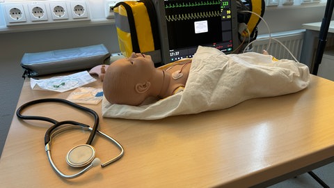 In den beiden Simulationsräumen des Städtischen Krankenhauses Pirmasens gibt es realistische Puppen aller Altersgruppen, an denen die Azubis üben können.