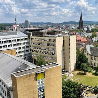 Rund zehn Millionen Euro Minus hat das Westpfalz-Klinikum im vergangenen Geschäftsjahr gemacht. Bis 2027 will das Krankenhaus wieder auf eigenen Beinen stehen. 