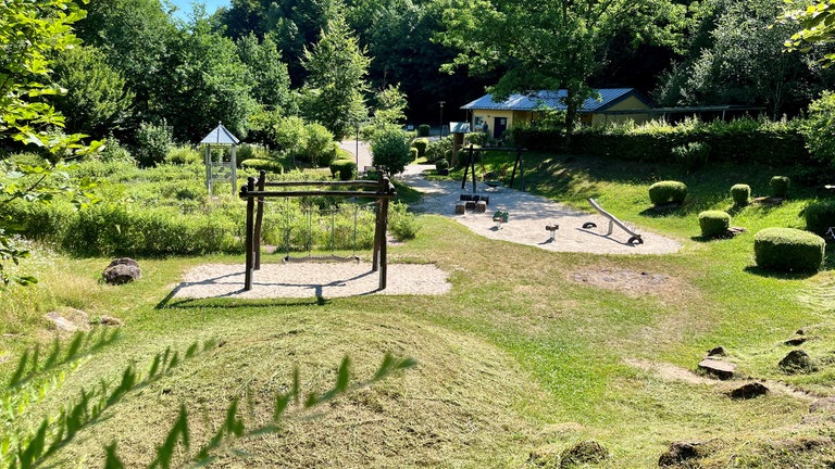 Auf einer fast zwei Fußballfelder großen Fläche gib es am Teufelstisch in Hinterweidenthal einen riesigen Erlebnisspielplatz. 