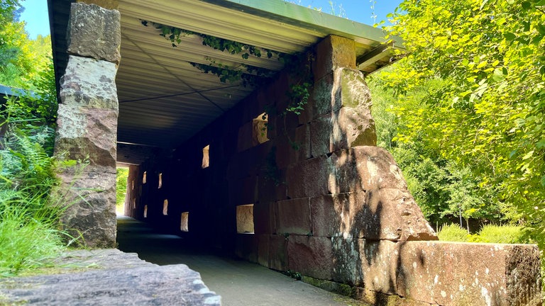 Schön kühl im Sommer: Auch eine Höhle gehört zum Spielplatz am Teufelstisch. 