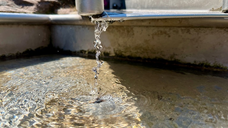 Auch an Wasser fehlt es auf dem Spielplatz am Teufelstisch in der Südwestpfalz nicht.